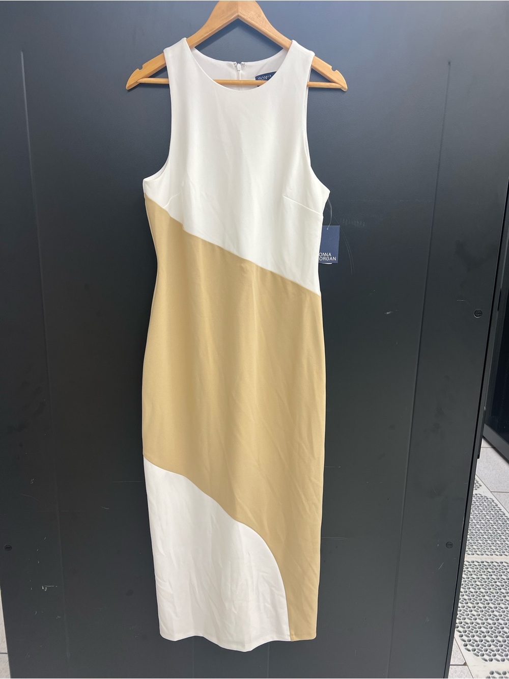 Donna Morgan Cream and Tan Diagonal Colorblock Sleeveless Midi Dress
